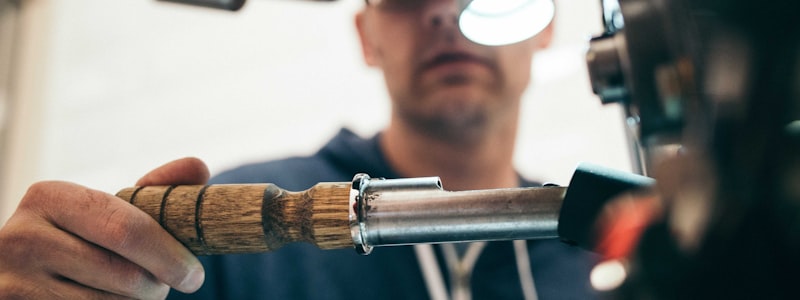 高海拔登山探险场景，登山者正在攀登雪山，装备专业可靠